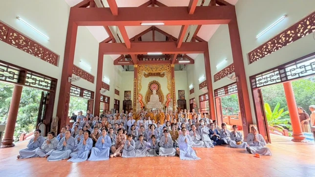 Đoàn đến thăm 9 trú xứ An cư kiết hạ Đoàn đến thăm 9 trú xứ An cư kiết hạ