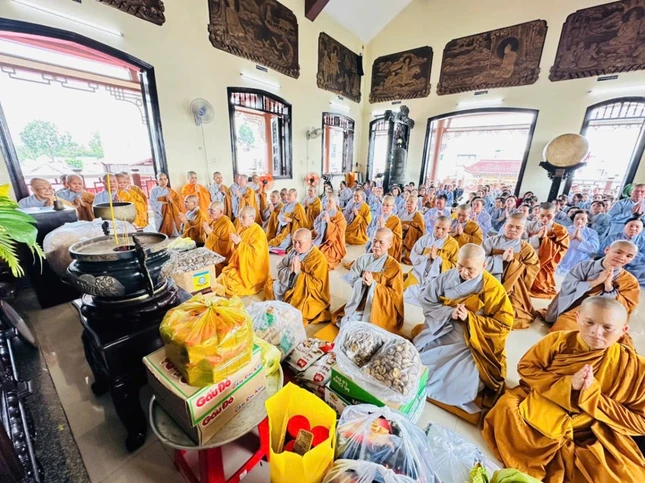 Đoàn thành kính đảnh lễ Tam bảo Đoàn thành kính đảnh lễ Tam bảo