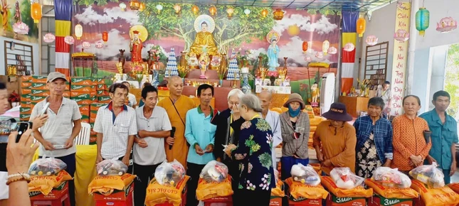 Đoàn trao quà đến các hộ khó khăn Đoàn trao quà đến các hộ khó khăn
