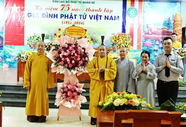 Hòa thượng Thích Thanh Huân tặng hoa chúc mừng Hòa thượng Thích Thanh Huân tặng hoa chúc mừng