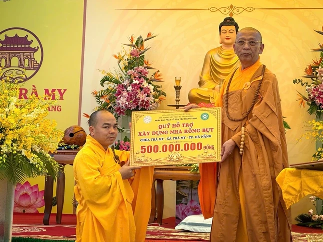 Thượng tọa Thích Quảng Tuấn trao bảng hỗ trợ 500 triệu đồng cho công trình Nhà rông Bụt tại chùa Trà My Thượng tọa Thích Quảng Tuấn trao bảng hỗ trợ 500 triệu đồng cho công trình Nhà rông Bụt tại chùa Trà My