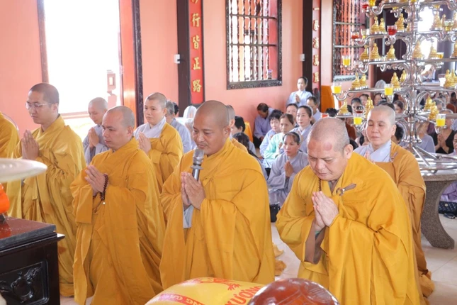 Thượng tọa Thích Lệ Duyên đại diện đoàn tác bạch cúng dường Thượng tọa Thích Lệ Duyên đại diện đoàn tác bạch cúng dường