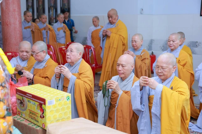 Chư Ni dâng hương Tam bảo tại tổ đình Huê Lâm