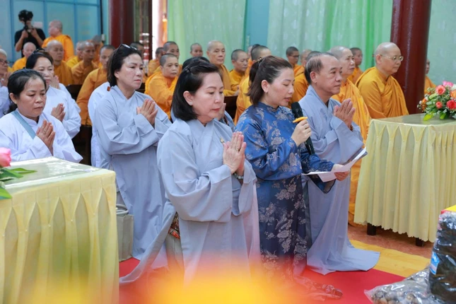 Phật tử tác bạch cúng dường trường hạ tịnh xá Ngọc Phương