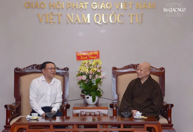 Hòa thượng Thích Lệ Trang trao đổi thân mật cùng ông Lâm Đình Thắng