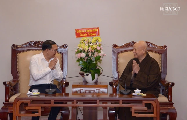 Giám đốc Sở Dân tộc và Tôn giáo TP.HCM Lâm Đình Thắng thăm hỏi Hòa thượng Thích Lệ Trang
