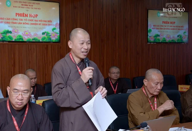 Thượng tọa Thích Minh Nhẫn, Ủy viên Thư ký Hội đồng Trị sự, Phó Văn phòng II T.Ư trình bày các nội dung làm việc