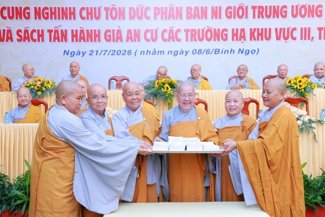 Ni trưởng Thích nữ Từ Nhẫn cúng dường trường hạ Ni viện Thiện Hòa Ni trưởng Thích nữ Từ Nhẫn cúng dường trường hạ Ni viện Thiện Hòa