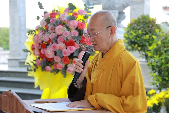 Thượng tọa Thích Quảng Tâm đọc diễn văn tưởng niệm