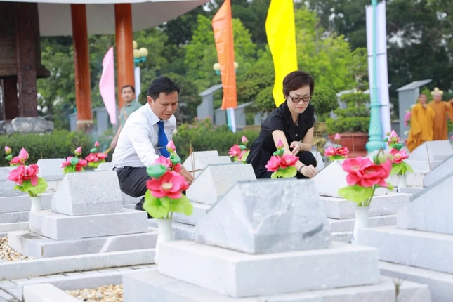 Ông Nguyễn Văn Mưng thắp hương mộ liệt sĩ