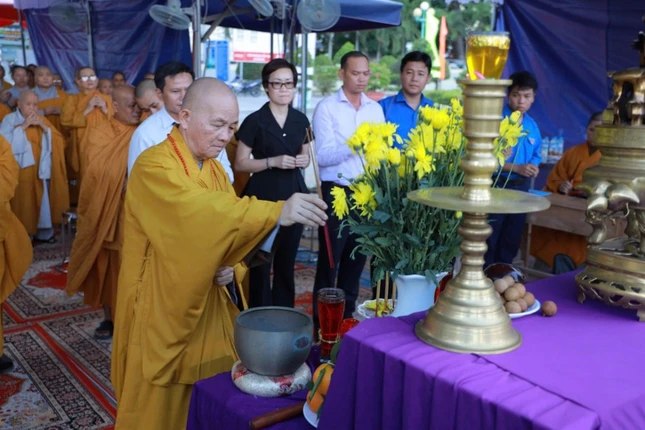 Thành kính dâng hương, dâng hoa tại Đài tưởng niệm các anh hùng, liệt sĩ