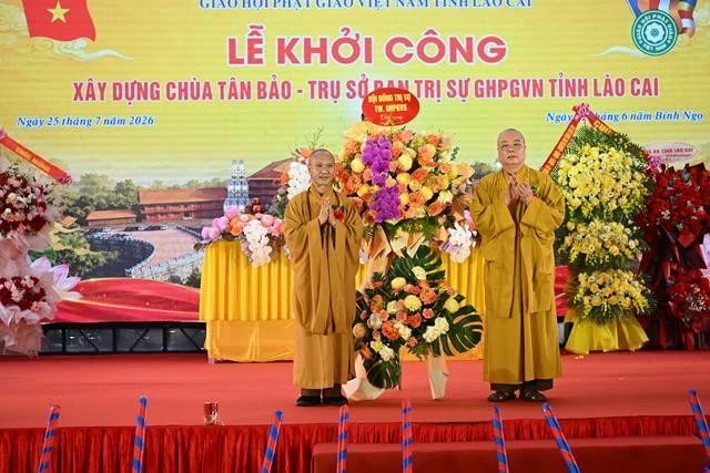 Trưởng lão Hòa thượng Thích Thanh Nhiễu tặng hoa chúc mừng Trưởng lão Hòa thượng Thích Thanh Nhiễu tặng hoa chúc mừng