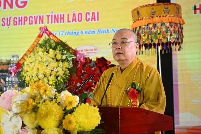 Trưởng lão Hòa thượng Thích Thanh Nhiễu ban đạo từ Trưởng lão Hòa thượng Thích Thanh Nhiễu ban đạo từ