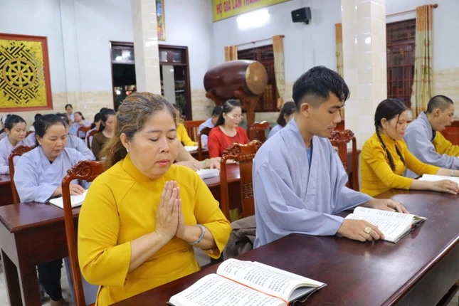 Đại chúng đồng tụng kinh A Di Đà Đại chúng đồng tụng kinh A Di Đà