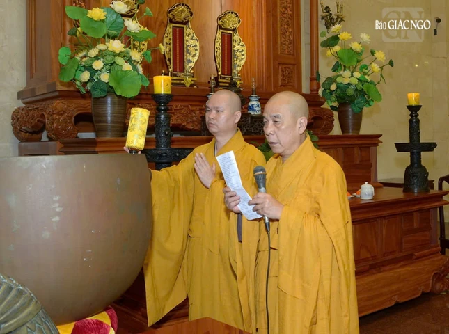 Thượng tọa Thích Quảng Chơn xướng lễ cúng dường