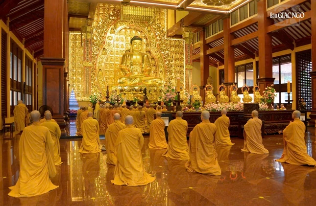 Đại chúng đảnh lễ Tam bảo Đại chúng đảnh lễ Tam bảo