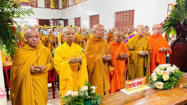 Chư tôn giáo phẩm niêm hương tưởng niệm Hòa thượng khai sơn