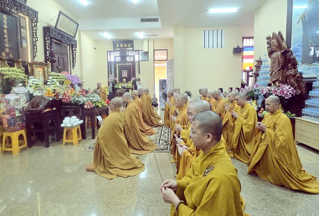 Chư tôn đức Phật Học Xá Lợi dâng hương tưởng niệm