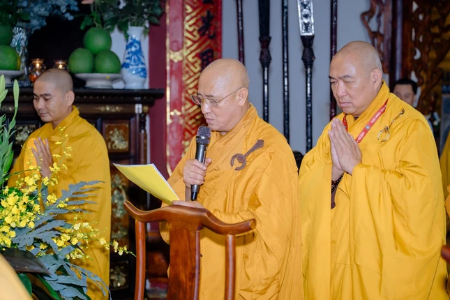 Hòa thượng Thích Huệ Thông xướng lễ cúng dường