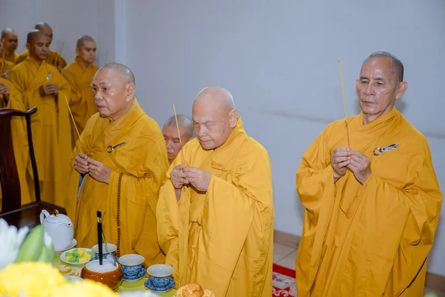 Chư tôn giáo phẩm niêm hương cúng dường