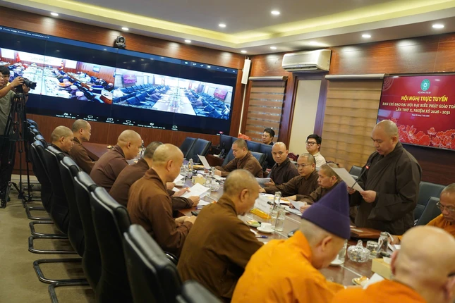 Chư tôn đức tại đầu cầu chùa Quán Sứ, Hà Nội - Ảnh: Cẩm Vân Chư tôn đức tại đầu cầu chùa Quán Sứ, Hà Nội - Ảnh: Cẩm Vân