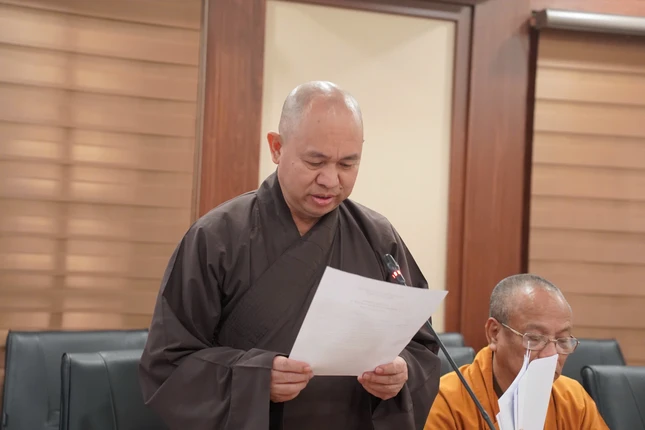 Thượng tọa Thích Đức Thiện điều phối chương trình buổi họp trực tuyến Thượng tọa Thích Đức Thiện điều phối chương trình buổi họp trực tuyến