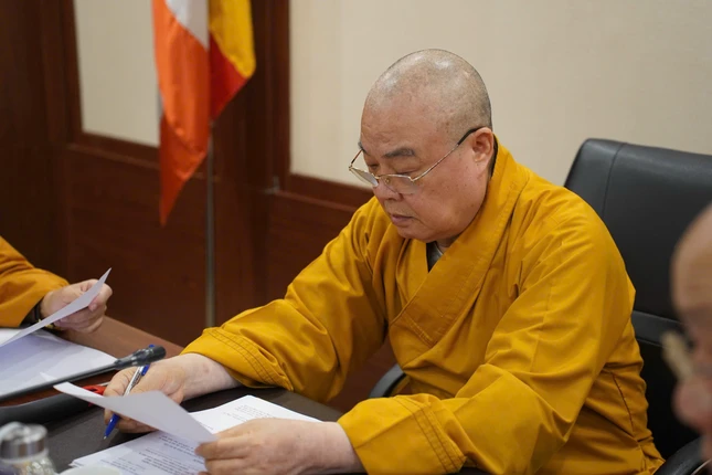 Trưởng lão Hòa thượng Thích Thanh Nhiễu tại đầu cầu Hà Nội Trưởng lão Hòa thượng Thích Thanh Nhiễu tại đầu cầu Hà Nội