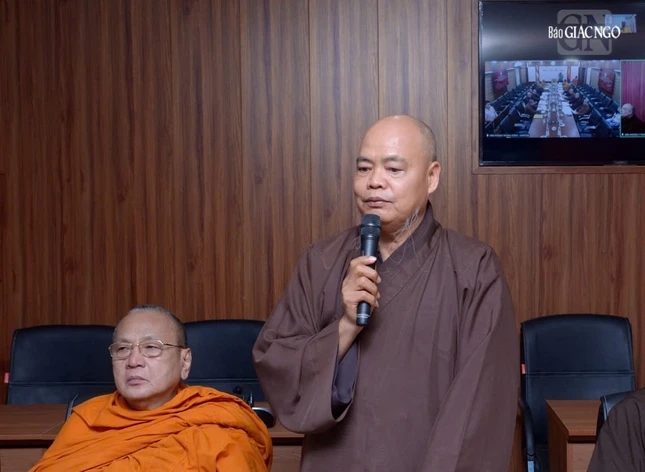 Thượng tọa Thích Thanh Phong trình bày các hoạt động của Ban Kinh tế - Hậu cần, Lưu trú Thượng tọa Thích Thanh Phong trình bày các hoạt động của Ban Kinh tế - Hậu cần, Lưu trú