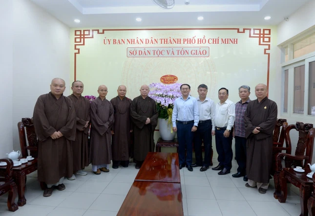 Phái đoàn Ban Thường trực và lãnh đạo Sở Dân tộc và Tôn giáo TP.HCM chụp ảnh lưu niệm