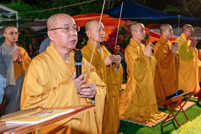 Chư tôn đức nguyện hương bạch Phật Chư tôn đức nguyện hương bạch Phật