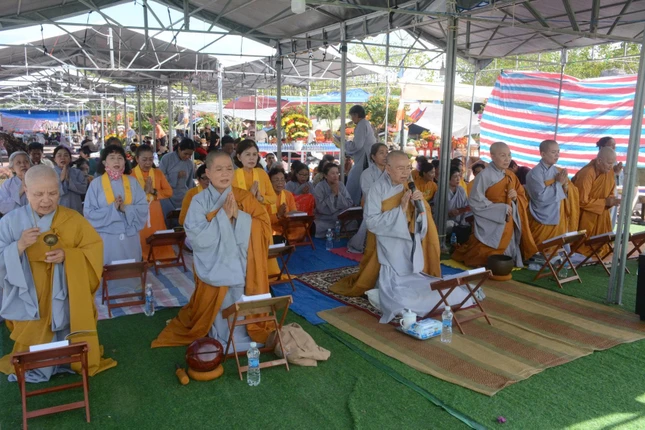 Chư Ni và Phật tử vân tập trì tụng kinh tại Quan Âm Phật Đài Chư Ni và Phật tử vân tập trì tụng kinh tại Quan Âm Phật Đài