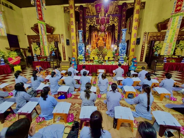 Quang cảnh Lễ vía Bồ-tát Quán Thế Âm tại chùa Quán Sứ Quang cảnh Lễ vía Bồ-tát Quán Thế Âm tại chùa Quán Sứ