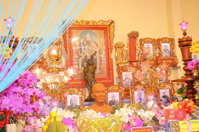 Hương án Tổ sư Lê Khánh Hòa tại Tổ đường