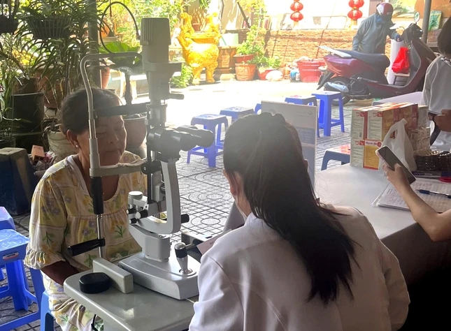 Bác sĩ đo mắt và tư vấn cho bà con Bác sĩ đo mắt và tư vấn cho bà con