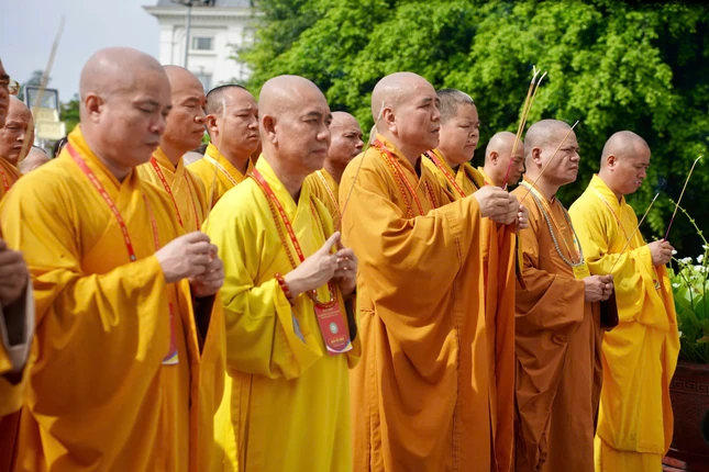 Chư tôn đức Ban Thường trực dâng hương anh linh các anh hùng, liệt sĩ Chư tôn đức Ban Thường trực dâng hương anh linh các anh hùng, liệt sĩ