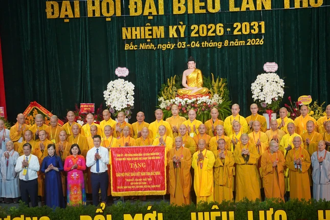 Tỉnh ủy, HĐND, UBND, Ủy ban MTTQVN tỉnh Bắc Ninh cũng trao tặng GHPGVN tỉnh bức trướng