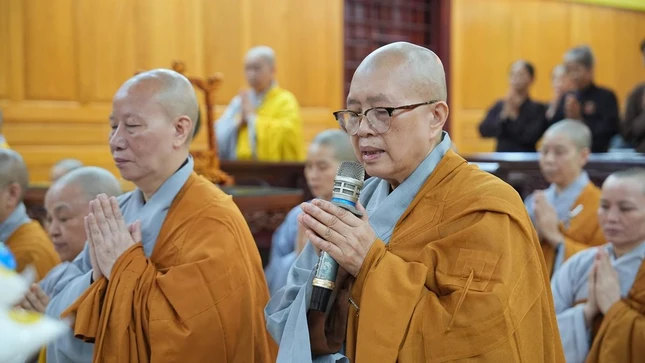 Ni trưởng Thích Đàm Lan tác bạch tại trường hạ chùa Pháp Điện