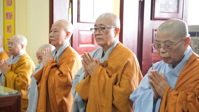 Chư Ni Phân ban Ni giới Trung ương thăm hỏi và cúng dường các trường hạ
