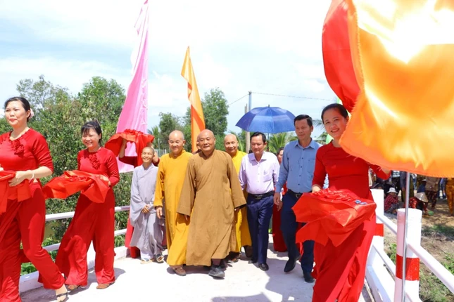 Cầu giao thông nông thôn Thường Quang số 73 tại ấp Hóc Thơm được đưa vào sử dụng Cầu giao thông nông thôn Thường Quang số 73 tại ấp Hóc Thơm được đưa vào sử dụng
