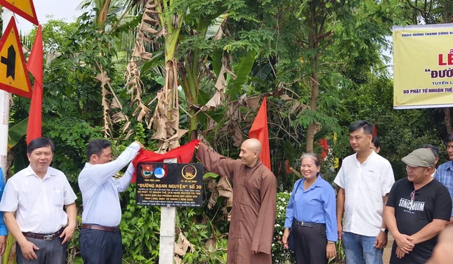 Tuyến đường được bê-tông hóa với chiều dài 322 m, rộng 2 m được đưa vào sử dụng