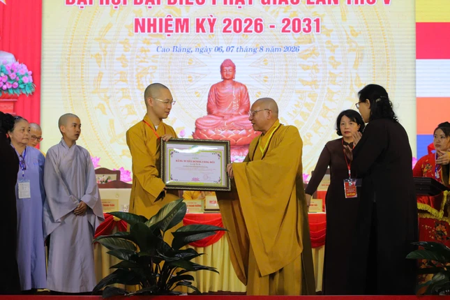 Hòa thượng Thích Gia Quang trao Băng tuyên duyên công đức đến các cá nhân