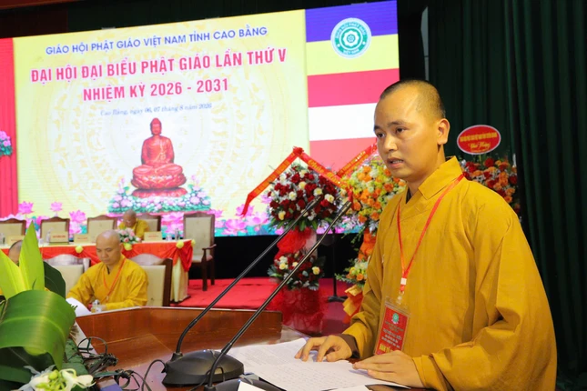 Đại đức Thích Thanh Sơn trình bày tham luận