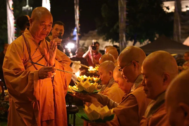 Chư tôn đức truyền đăng tưởng niệm Ni trưởng Hải Triều Âm