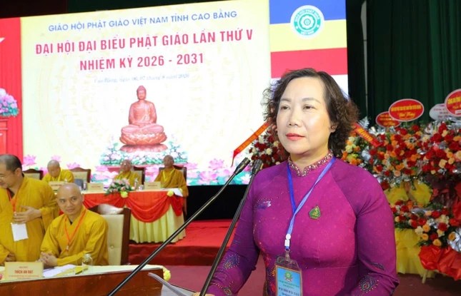 Bà Hà Nhật Lệ phát biểu chúc mừng tân Ban Trị sự Bà Hà Nhật Lệ phát biểu chúc mừng tân Ban Trị sự
