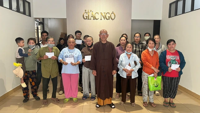 Hòa thượng Thích Tâm Viên trao hỗ trợ của bạn đọc đến bệnh nhân nghèo