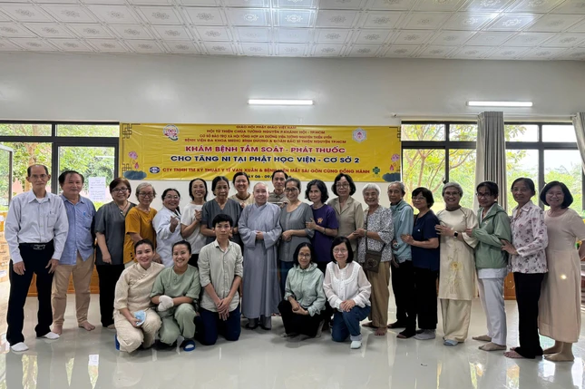 Đoàn y bác sĩ thiện nguyện cùng Ni sư Thích nữ Như Nguyệt