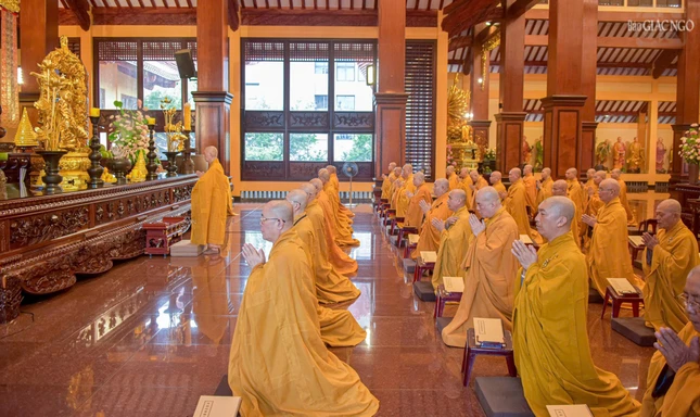 Thành kính đảnh lễ Tam bảo