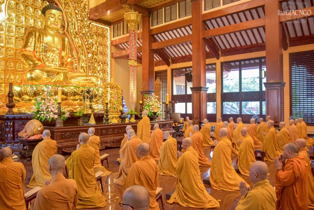 Lễ Bố-tát tại chánh điện Việt Nam Quốc Tự