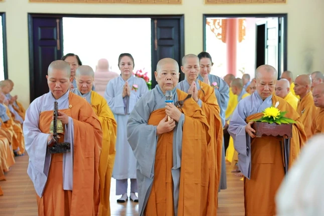 Ni trưởng Thích nữ Tịnh Nghiêm đại diện Ni chúng và Phật tử Ni viện Tịnh Nghiêm dâng lời tác bạch cúng dường Ni trưởng Thích nữ Tịnh Nghiêm đại diện Ni chúng và Phật tử Ni viện Tịnh Nghiêm dâng lời tác bạch cúng dường