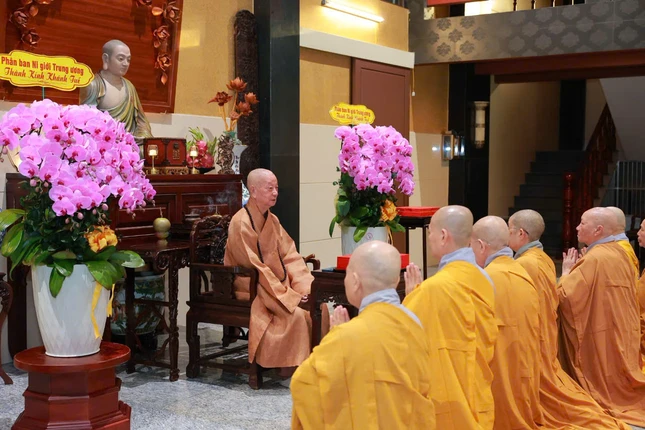 Chư Ni đảnh lễ Đức Pháp chủ GHPGVN